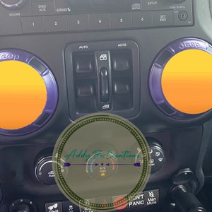 Puede incluir: Dos pomos de interior de coche Jeep de color naranja y morado con la palabra "Jeep" impresa en ellos.