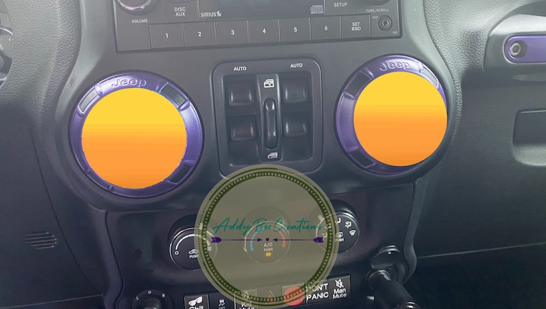 Puede incluir: Dos pomos de interior de coche Jeep de color naranja y morado con la palabra "Jeep" impresa en ellos.