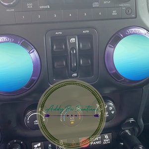 Puede incluir: Primer plano del interior de un Jeep con dos anillos de acento del logotipo de Jeep azul y morado. Los anillos est&aacute;n en el tablero y tienen un color azul degradado.