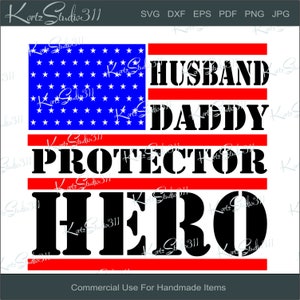 Może przedstawiać: Projekt cyfrowy przedstawiający flagę amerykańską z napisem "Husband, Daddy, Protector, Hero" w czarnym kolorze.