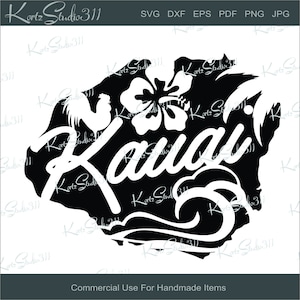 Puede incluir: Gráfico en blanco y negro de la isla de Kauai, Hawái, con el nombre de la isla en escritura cursiva. El diseño incluye una flor de hibisco, palmeras, un gallo y olas. El texto en la parte inferior dice "Commercial Use For Handmade Items".