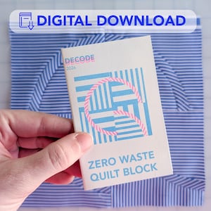 Pode incluir: Um livreto com o texto "DECODE 2026" e "ZERO WASTE QUILT BLOCK" é segurado em frente a um tecido listrado azul e branco. O livreto tem um design gráfico rosa e azul. As palavras "DOWNLOAD DIGITAL" estão no topo.