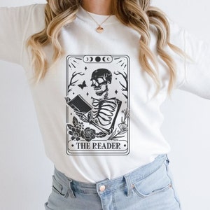 Camisa de cartas de tarô The Reader, camiseta moderna para amantes de livros, camiseta de esqueleto de leitura, linda blusa de leitura de outono, livro de cartas de tarô, camisa moderna de Halloween
