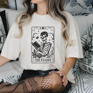 Der Leser Tarot-Karten-Shirt, trendiges Buch-Liebhaber-T-Shirt, lesendes Skelett-T-Stück, niedliches Herbst-Leseoberteil, Tarot-Kartenbuch, trendiges Halloween-Shirt