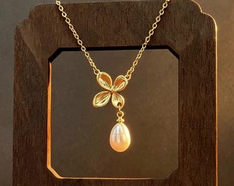 Four Leaf Pearl Bridesmaid Necklace, Dainty Flower Wedding Gift, Minimalist Freshwater Teardrop Pearl Necklace, Bridesmaid Proposal Jewelry