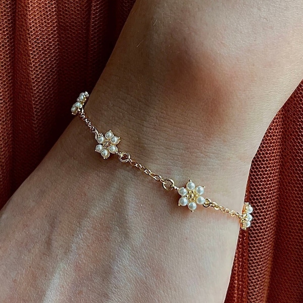 Pearl Bracelet, Pearl Flower Bracelet, Simple Bracelet, Bridesmaid Gift, Flower Girl Gift, Valentine's Gift, Dainty 14k Gold Bracelet