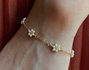 Pulsera de perlas, pulsera de flores de perlas, pulsera simple, regalo de dama de honor, regalo de niña de flores, regalo de San Valentín, pulsera de oro delicada de 14k