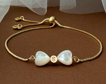 Custom Bow Heart Pearl Bridesmaid Bracelet, Engraved Initial Mother of Pearl Pendant, Personalized Bridesmaid Gift Flower Girl Gift
