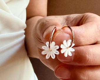 Mother of Pearl Flower Hoop Earrings, Daisy Flower Earrings, Flower girl Earrings Gift, Pearl Floral Earrings, Bridesmaid Earrings