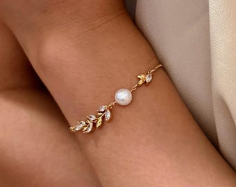 Laurel Leaf Pearl Bridesmaid Bracelet Gold Zircon Leaf Pendant, Minimalist Gold Wedding Jewelry, Garden wedding bracelet, Gift for Her