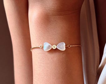 Custom Bow Heart Pearl Bridesmaid Bracelet, Engraved Initial Mother of Pearl Pendant, Personalized Bridesmaid Gift Flower Girl Gift