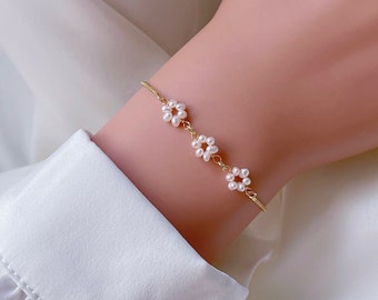 Mini Pearl Flowers Bracelet for Girls, Flower GIrl Gift, Bridesmaids Bracelet, Junior Bridesmaids Gift, Wedding Jewelry, Bridal Party Gifts