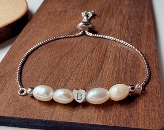 Personalzied Best Friends Sisters Bracelet, Engraved Initial Heart Freshwater Pearl Bracelet in Gold, Silver, Rose Gold