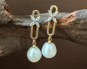 Bridesmaid Pearl Earrings, Clover Leaf Earrings, Freshwater Pearl Minimalist Drop Earrings, Best Friends Gift, Sister Gift, Gift for Her