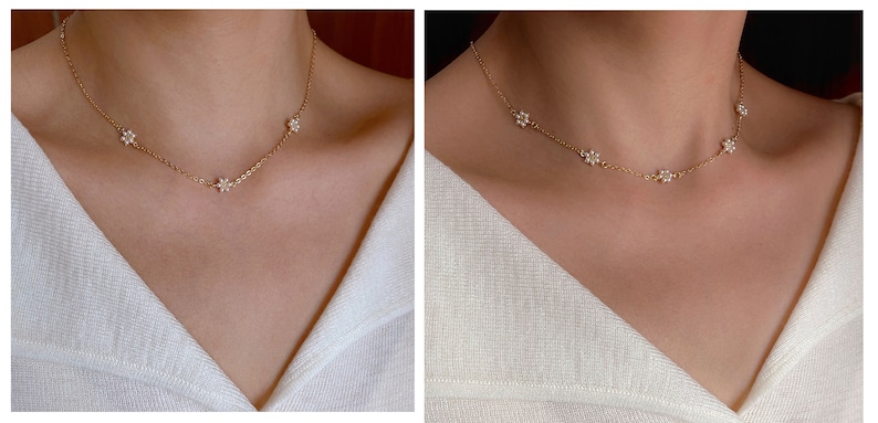 Peut inclure: Un collier d&eacute;licat en cha&icirc;ne dor&eacute;e avec de petits pendentifs en forme de fleur. Le collier est pr&eacute;sent&eacute; sur un mannequin portant une chemise blanche.