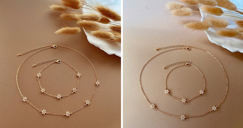 Peut inclure: Un ensemble de deux colliers en or avec de d&eacute;licats pendentifs en forme de fleurs. Le collier le plus long a cinq pendentifs et le collier le plus court en a quatre.