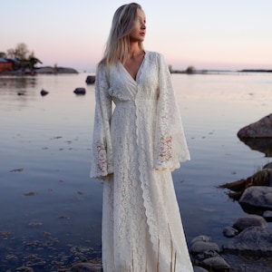 Witte kanten jurk ALICIA voor bruiloft | Elopement-jurk | Lange ochtendjas | Bruiloftkaftan | Jurk voor fotoshoot | Jenny Aarrekangas
