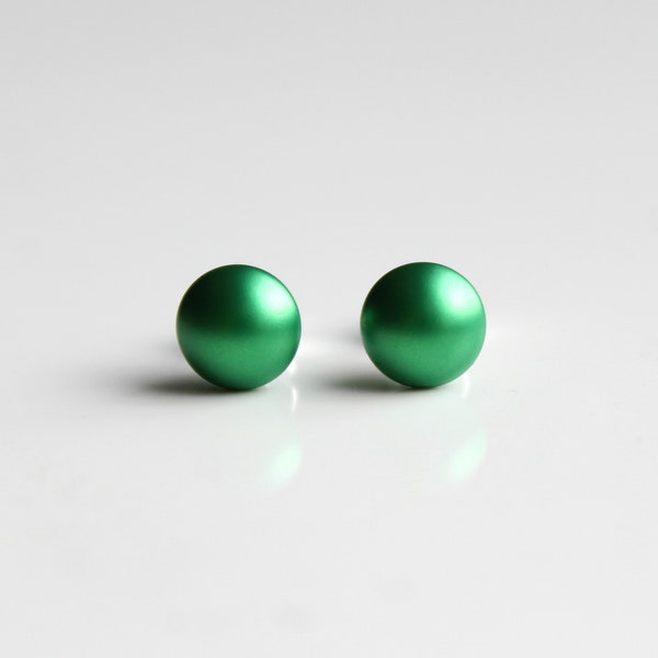 HELMI eden grüner Perlenstecker 8 mm | Kleine runde dunkelgrüne Glasperlen-Ohrstecker | Olivgrün Schmuck für Damen | Brautjungfern-Geschenke