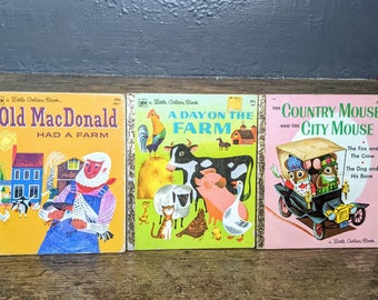 Könnte beinhalten: Drei Vintage-Little-Golden-Books. Das erste Buch ist gelb und zeigt Old MacDonald Had A Farm. Das zweite Buch ist grün und zeigt A Day On The Farm. Das dritte Buch ist rosa und zeigt The Country Mouse And The City Mouse.