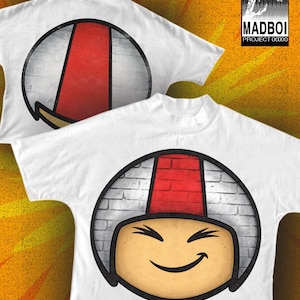 Puede incluir: Camisetas blancas con un diseño de dibujos animados. El diseño presenta una cara sonriente con un sombrero rojo y un fondo de pared de ladrillo. La parte posterior de la camisa tiene un diseño de rayas rojas. Las camisetas tienen el texto "MADBOI PROJECT 00000".