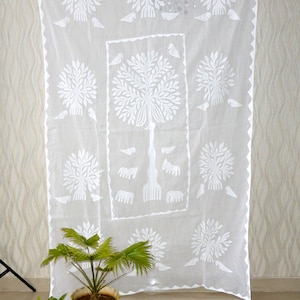 Peut inclure: Rideau en coton blanc avec un motif brodé blanc d'arbres et d'oiseaux. Le rideau est suspendu à un mur avec un papier peint à motifs blancs et gris.