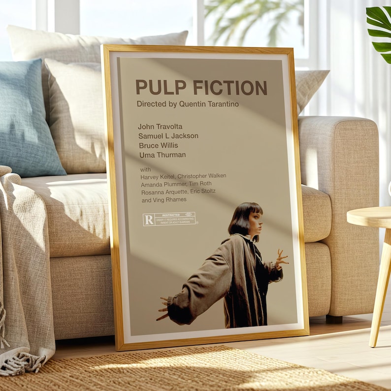 K&ouml;nnte beinhalten: Ein gerahmtes Filmplakat f&uuml;r "Pulp Fiction" unter der Regie von Quentin Tarantino. Das Poster zeigt den Filmtitel und die Credits, darunter John Travolta, Samuel L. Jackson und Uma Thurman. Das Bild zeigt eine Frau in einem braunen Mantel.