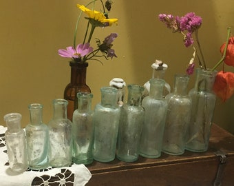 Botellas de vidrio antiguas, botellas de boticario, botellas de pociones de la Primera Guerra Mundial, frascos pequeños, decoración de vidrio vintage, decoración de cofres de exhibición