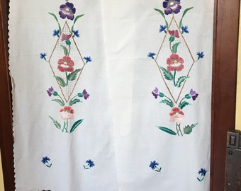 rideaux floraux vintage des années 1950 faits à la main, ensemble brodé à la main en coton blanc de 2 panneaux rideaux et 1 cantonnière