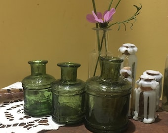Botellas antiguas de vidrio verde británico, botella de tinta antigua, frascos pequeños, pequeño pozo de tinta, decoración de vidrio verde vintage, decoración del cofre de exhibición