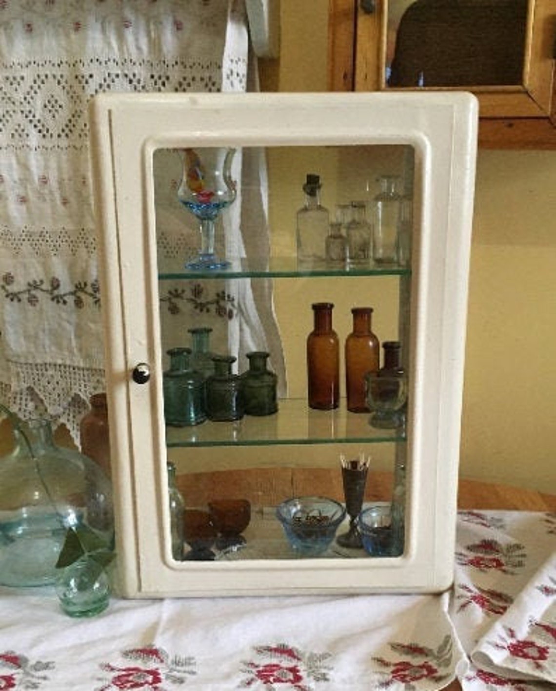 Gabinete de pared metálica de la década de 1960 | Etsy