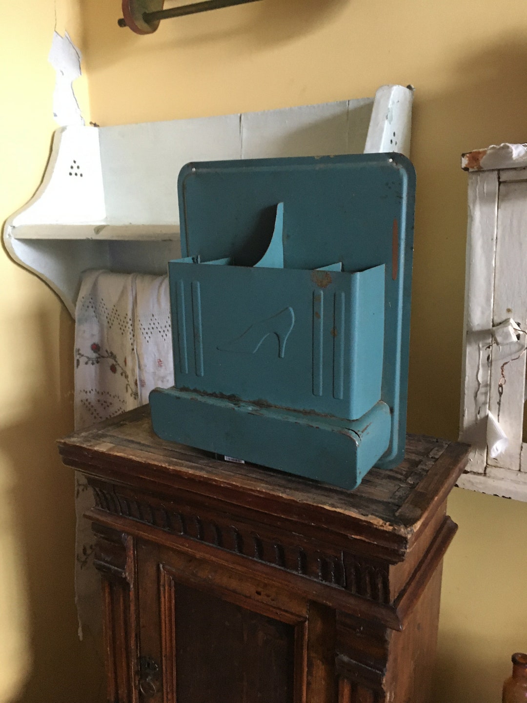 1960s Metal Green Wall Shoe Care Pocket Shelf Rack, Shoe Brush/polish