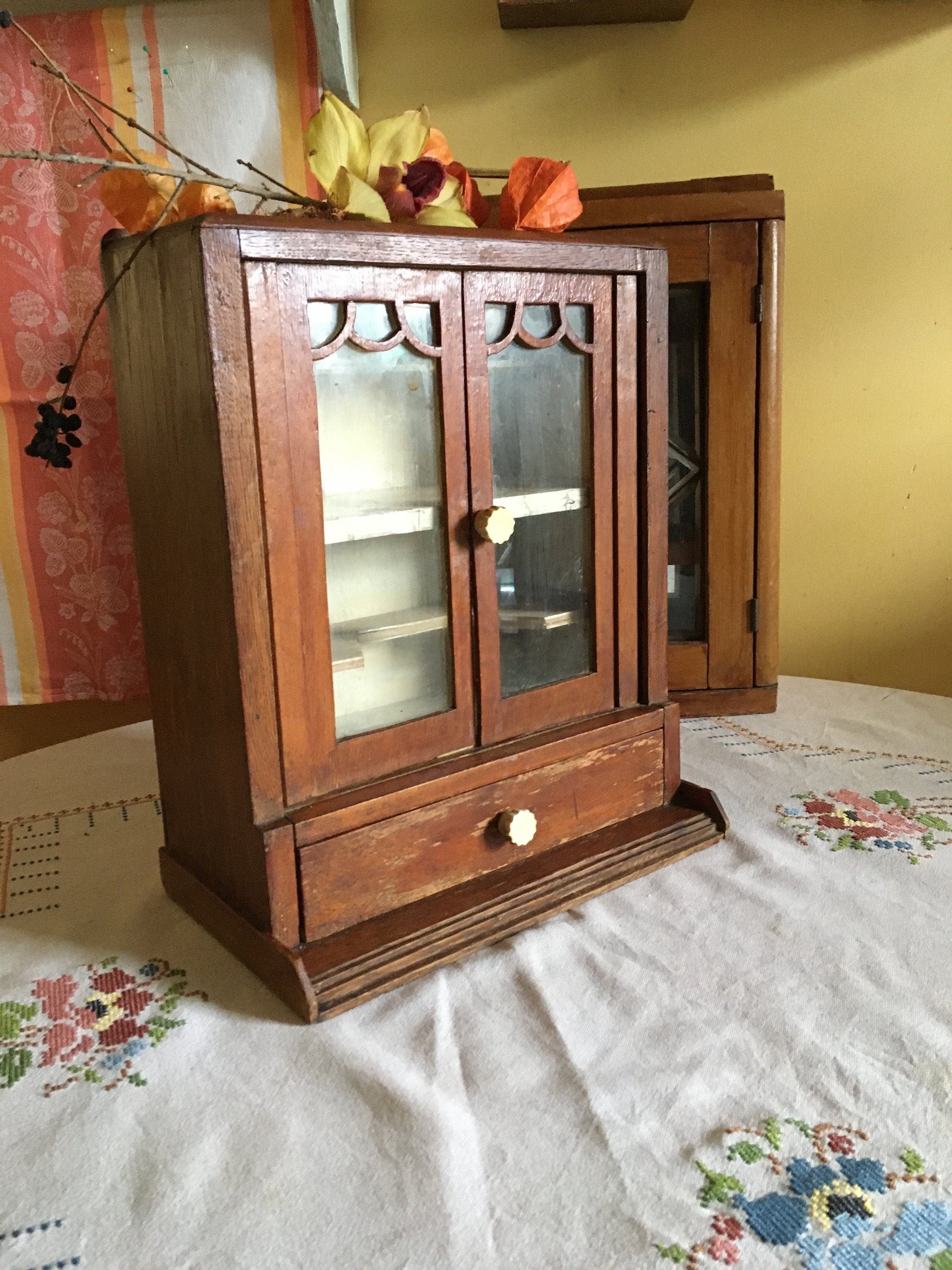 Vintage antiker kleiner stehender Schrank aus Holz erste Hilfe | Etsy