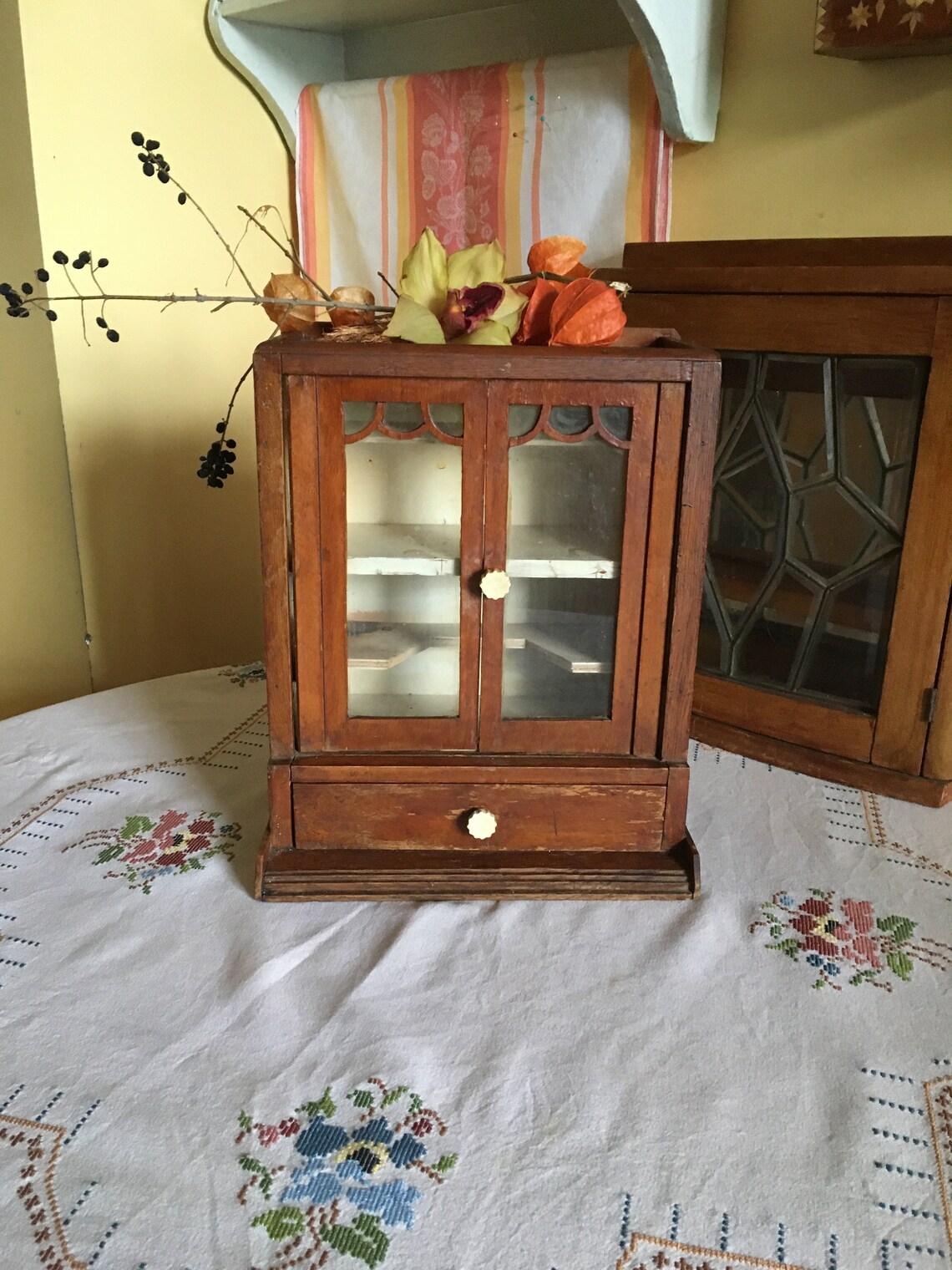 Vintage antiker kleiner stehender Schrank aus Holz erste Hilfe | Etsy