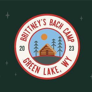 Könnte beinhalten: Rundes Abzeichen-Design mit dem Text "Brittney's Bach Camp" und "Green Lake, WY". Das Design zeigt eine Hütte, Bäume und eine Sonne vor blauem Himmel. Das Abzeichen ist rot und weiß umrandet, mit einem dunkelgrünen Hintergrund.