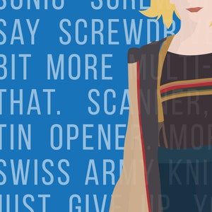 Puede incluir: Un fondo azul con texto blanco que dice "SAY SCREWD BIT MORE THAT. SCANNER, TIN OPENED. AMORE SWISS ARMY KNIFE JUST GIVE UP YOU". Una mujer con cabello rubio est&aacute; de pie en el lado derecho de la imagen. Lleva una chaqueta marr&oacute;n, una camisa negra con un patr&oacute;n de rayas y pantalones negros.