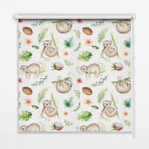 Puede incluir: Una cortina enrollable blanca con un patrón repetitivo de perezosos, cocos, hojas de palma y flores. Los perezosos son marrones y tienen una barriga marrón claro. Los cocos son marrones y tienen un interior blanco. Las hojas de palma son verdes y tienen una parte inferior verde claro. Las flores son rosas y tienen un centro amarillo.