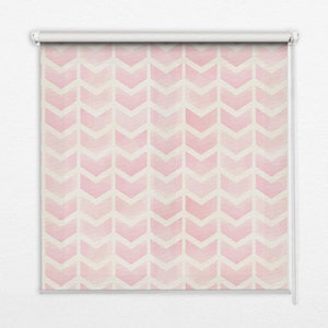 Może przedstawiać: Rzymska roleta w kolorze różowym i białym z wzorem w chevron. Roleta jest wykonana z materiału tekstylnego i ma biały sznurek do ciągnięcia.