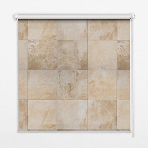 Może przedstawiać: Beżowa roleta z wzorem w postaci płytek. Płytki są jasnobeżowe z subtelnym brązowym efektem marmuru.