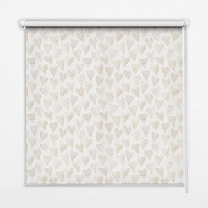 Może przedstawiać: Biała roleta z wzorem beżowych serc w akwareli.