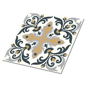 Puede incluir: Un azulejo cuadrado con fondo blanco y un patrón floral negro, dorado y gris. El patrón es simétrico y presenta intrincados remolinos y hojas.