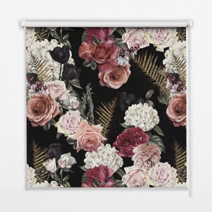 Może przedstawiać: Czarne tło z powtarzającym się wzorem różowych, czerwonych i białych kwiatów. Kwiaty otoczone są zielonymi liśćmi i złotymi paprociami.