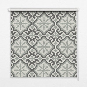 Może przedstawiać: Biała roleta z powtarzającym się wzorem szarych i białych kształtów geometrycznych. Wzór przypomina podłogę wyłożoną płytkami.