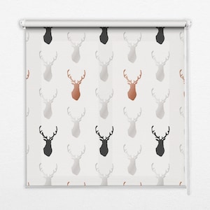 Może przedstawiać: Biała roleta z powtarzającym się wzorem czarnych, srebrnych i miedzianych sylwetki jeleni. Jelenie są zwrócone przodem, a ich poroże skierowane jest do góry.
