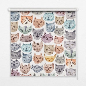 Może przedstawiać: Białe tło z powtarzającym się wzorem akwarelowych kocich twarzy w różnych kolorach, w tym niebieskim, zielonym, pomarańczowym, różowym i fioletowym.