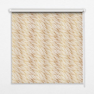 以下が含まれることがあります： 金色の葉の模様が施された白いロールスクリーン。スクリーンは完全に伸ばされ、繊細でスタイリッシュな葉の繰り返しパターンが表示されています。