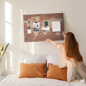 Weltkarte an Ziegelwand, Travel Tracker, Größe XXL, Pinnwand, Pinnwand, besuchte Orte, braun