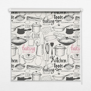 Może przedstawiać: Wzór bez szwów przedstawiający ręcznie rysowane narzędzia kuchenne i naczynia kuchenne, w tym garnki, patelnie, trzepaczki, szpatułki, wałki do ciasta i wiele innych przyborów kuchennych. Wzór jest w kolorze czarnym i białym na beżowym tle. Słowa "baking", "kitchen tools" i "cook" powtarzają się w całym wzorze.