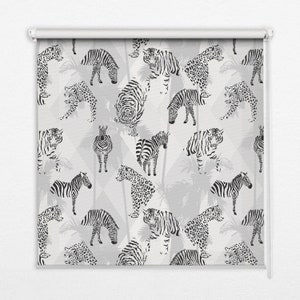 Może przedstawiać: Biała roleta z czarno-białym wzorem zebr, lampartów i tygrysów na szarym tle. Wzór powtarza się na całej rolecie.