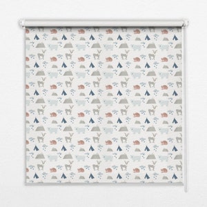 以下が含まれることがあります： 白いローラーシェードに、茶色のクマ、鹿、山、青いテントが繰り返し描かれたパターンがあります。パターンは白い背景に、小さな青い雨粒が描かれています。