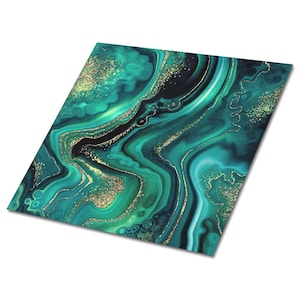 Könnte beinhalten: Ein quadratischer Wandkunstdruck mit einem fließenden, abstrakten Design aus wirbelnden Schichten in tiefem Türkis, Smaragdgrün und Schwarz. Die Komposition wird durch schimmernde goldene Glitzeradern akzentuiert, die den organischen Mustern folgen.